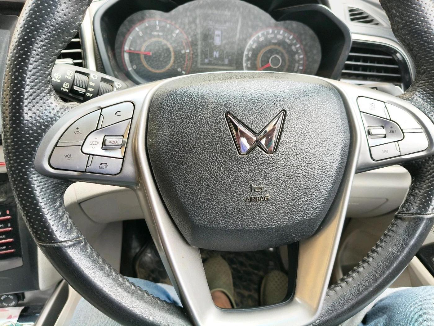 2022 Mahindra XUV300 W8 (O) 1.5 DIESEL, Diesel, Manual, 37,819 km, interior