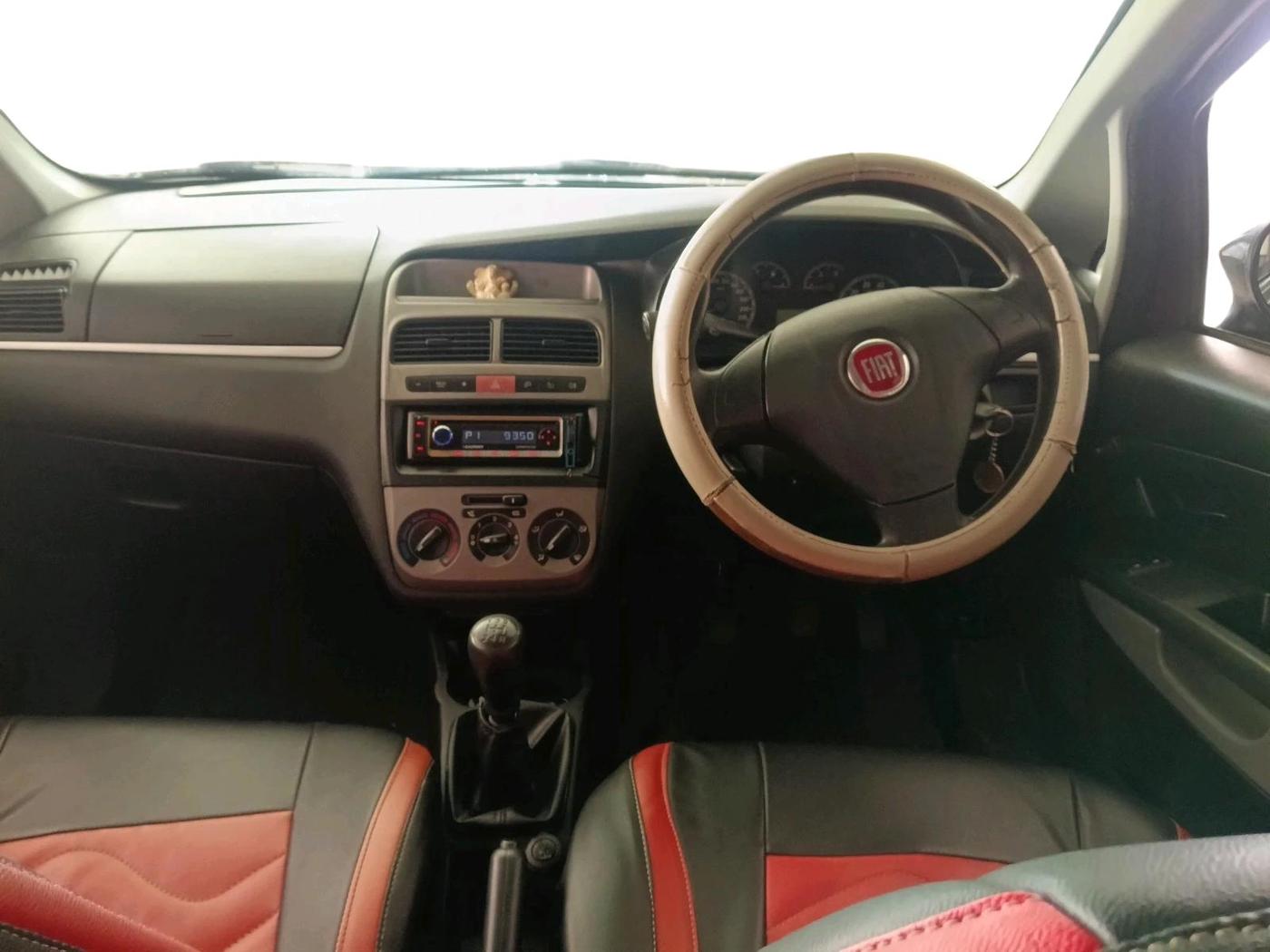 2013 Fiat Grand Punto DYNAMIC 1.3, Diesel, Manual, 1,39,706 km, interior