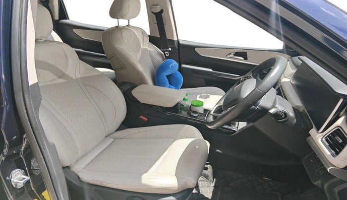 2021 Mahindra XUV700 AX 7 LUXURY P AT 7 STR, Petrol, Automatic, 74,062 km, interior