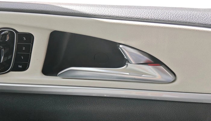 2021 Mahindra XUV700 AX 7 LUXURY P AT 7 STR, Petrol, Automatic, 74,062 km, interior