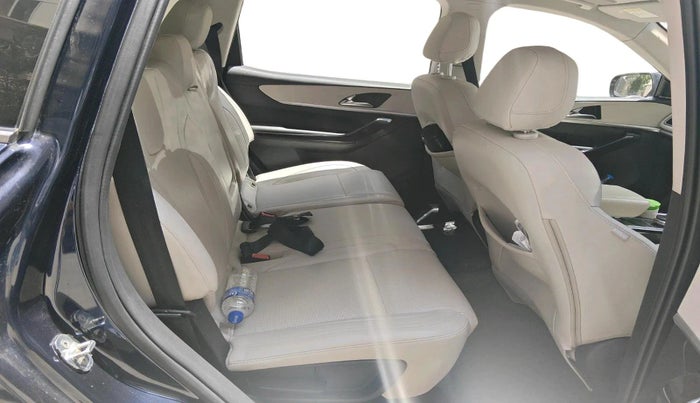 2021 Mahindra XUV700 AX 7 LUXURY P AT 7 STR, Petrol, Automatic, 74,062 km, interior