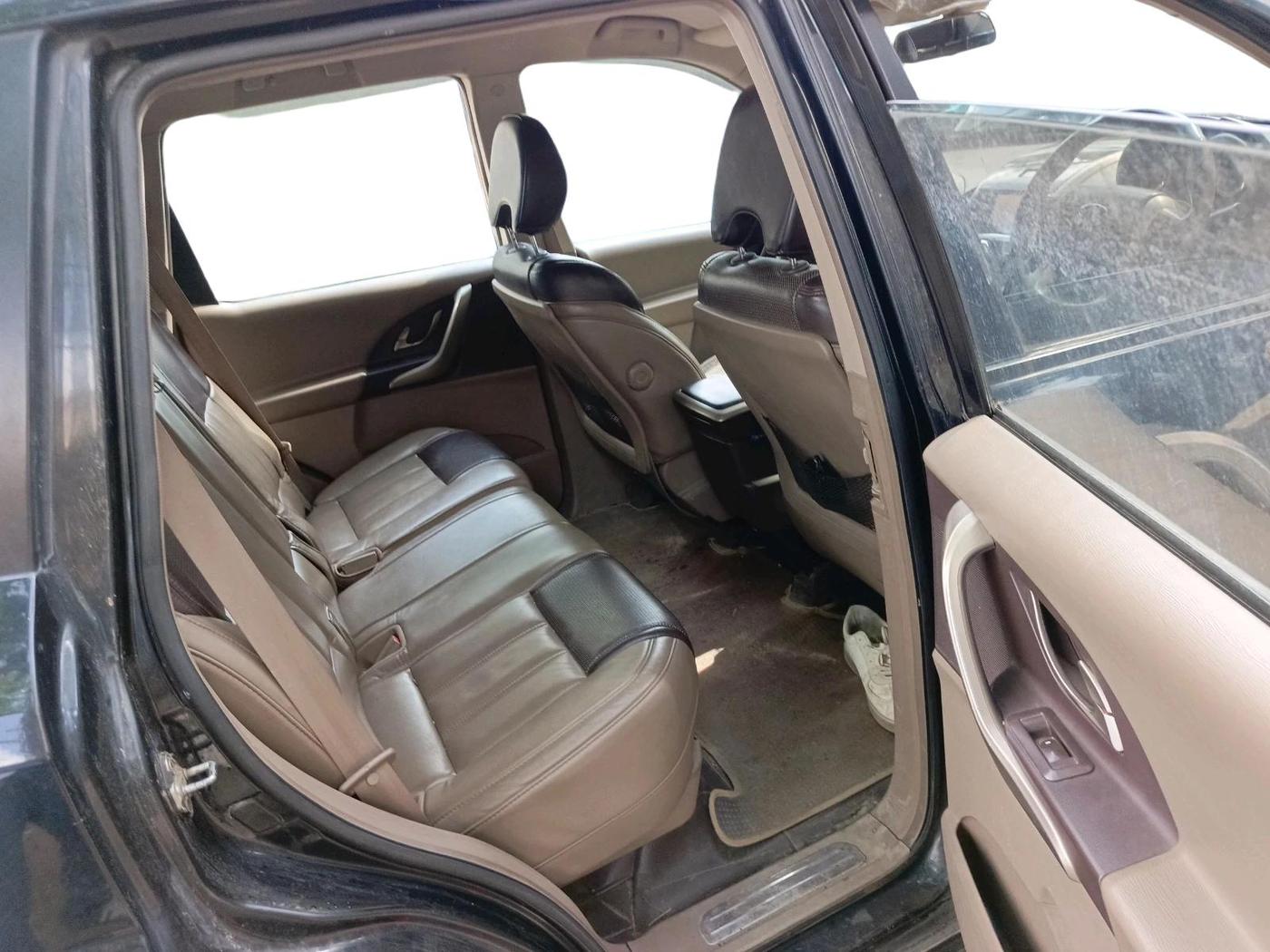 2015 Mahindra XUV500 W8, Diesel, Manual, 1,12,110 km, interior
