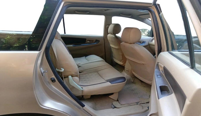 2005 Toyota Innova G1 2.5, Diesel, Manual, 2,94,121 km, interior