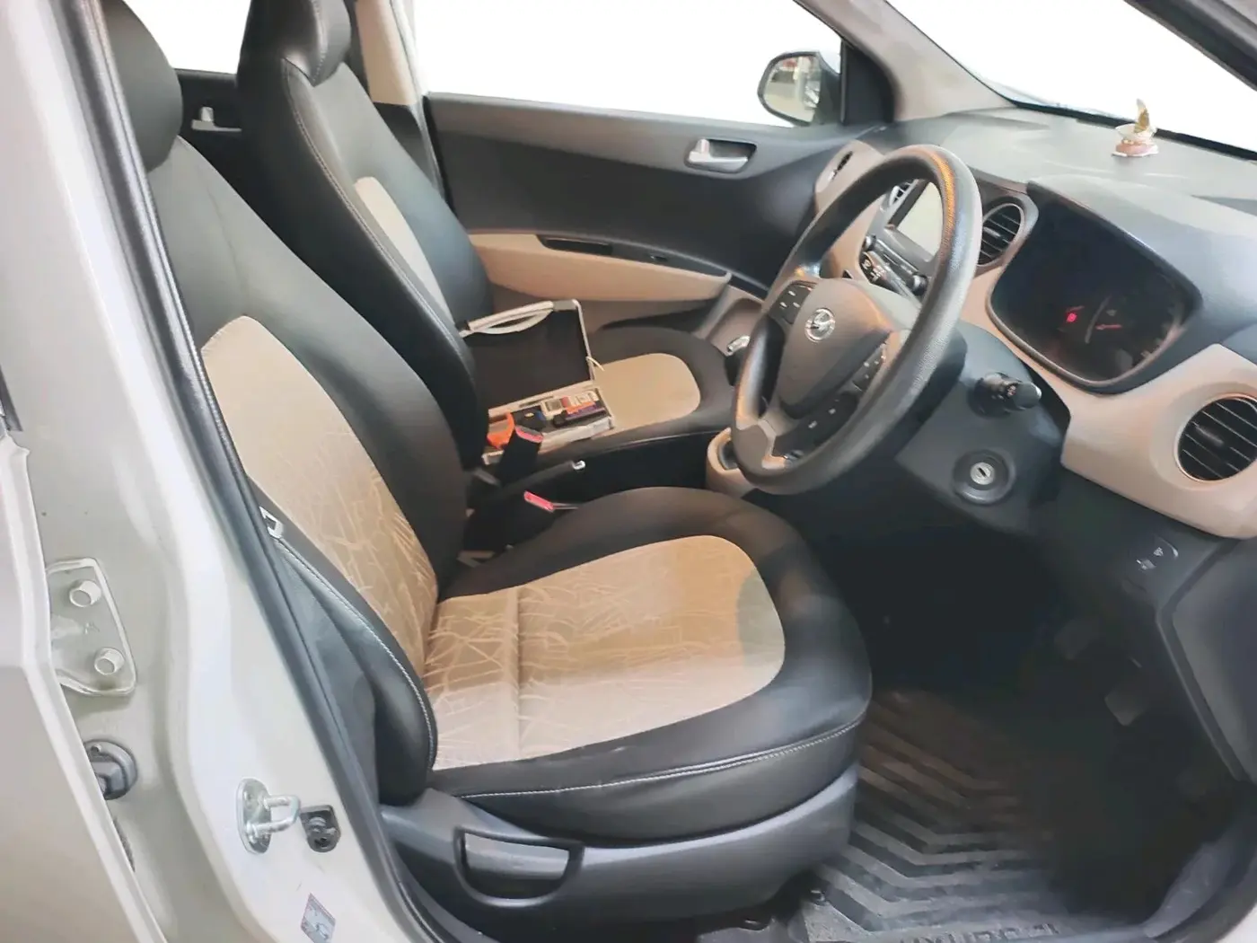 2017 Hyundai Grand i10 SPORTZ (O) 1.2 KAPPA VTVT, Petrol, Manual, 19,497 km, interior