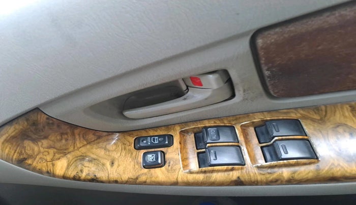 2011 Toyota Innova 2.5 G4 8 STR, Diesel, Manual, 1,63,708 km, interior