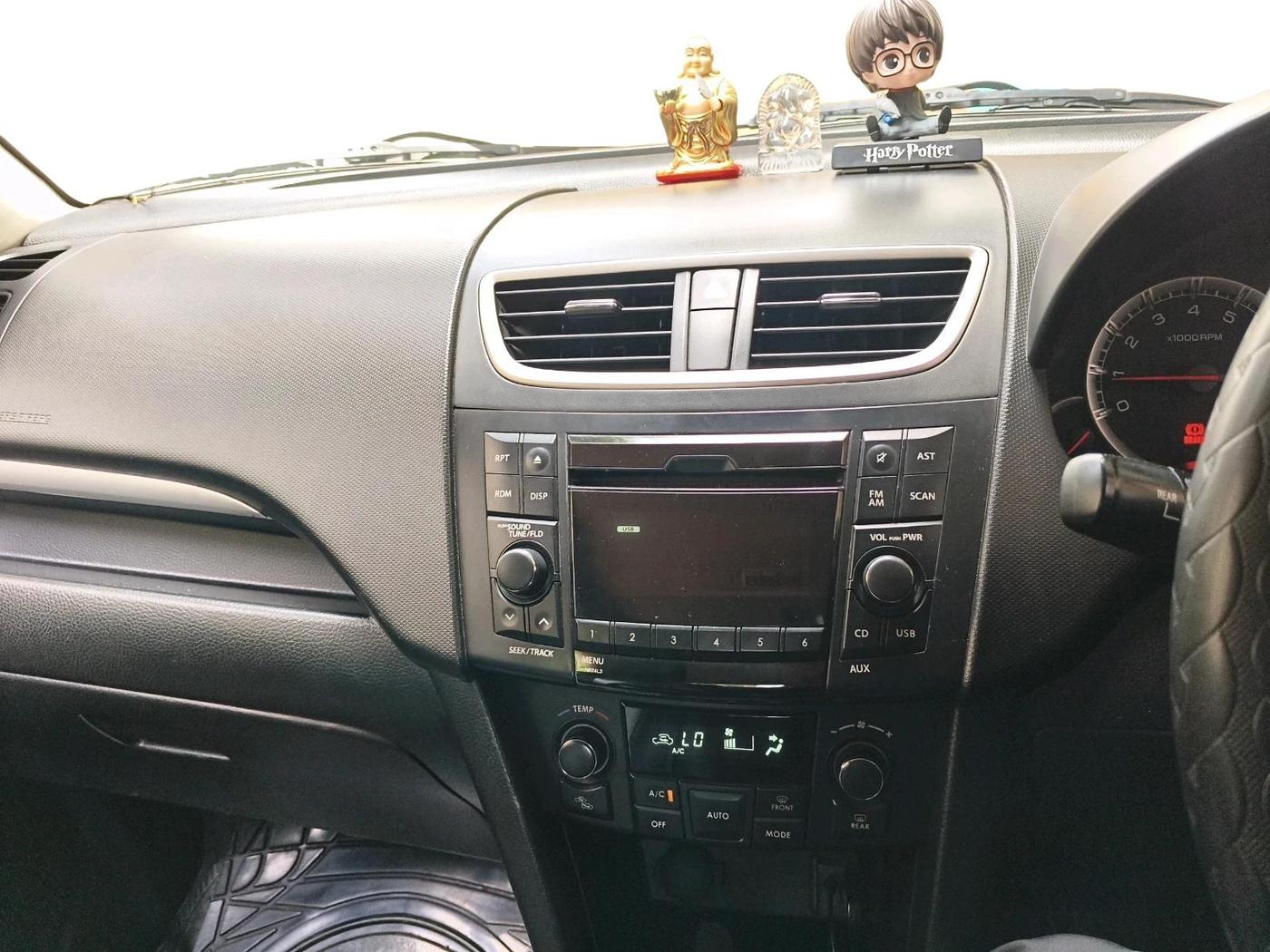 2013 Maruti Swift ZXI, Petrol, Manual, 45,186 km, interior