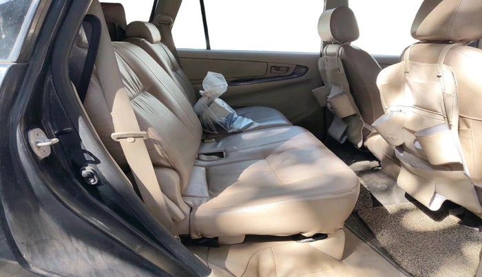 2007 Toyota Innova G4 2.5 8 STR, Diesel, Manual, 1,72,674 km, interior