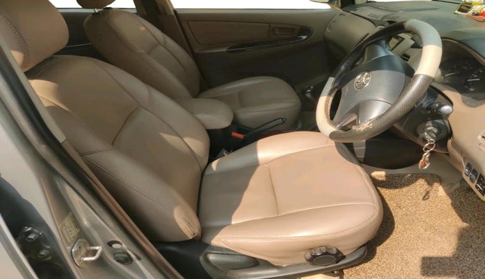 2016 Toyota Innova 2.5 GX 7 STR, Diesel, Manual, 84,611 km, interior