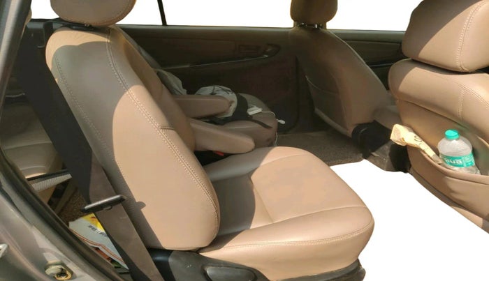 2016 Toyota Innova 2.5 GX 7 STR, Diesel, Manual, 84,611 km, interior