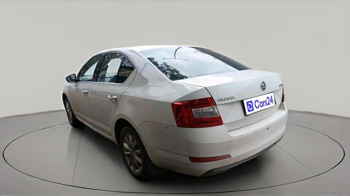 2015 Skoda Octavia ELEGANCE 2.0 TDI AT, Diesel, Automatic, 1,20,125 km, exterior