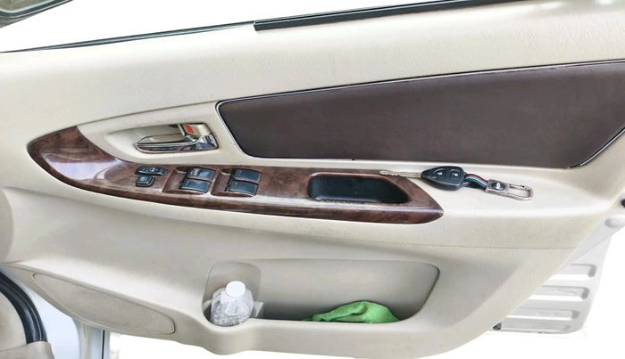 2012 Toyota Innova VX 2.5 7 STR, Diesel, Manual, 1,37,585 km, interior