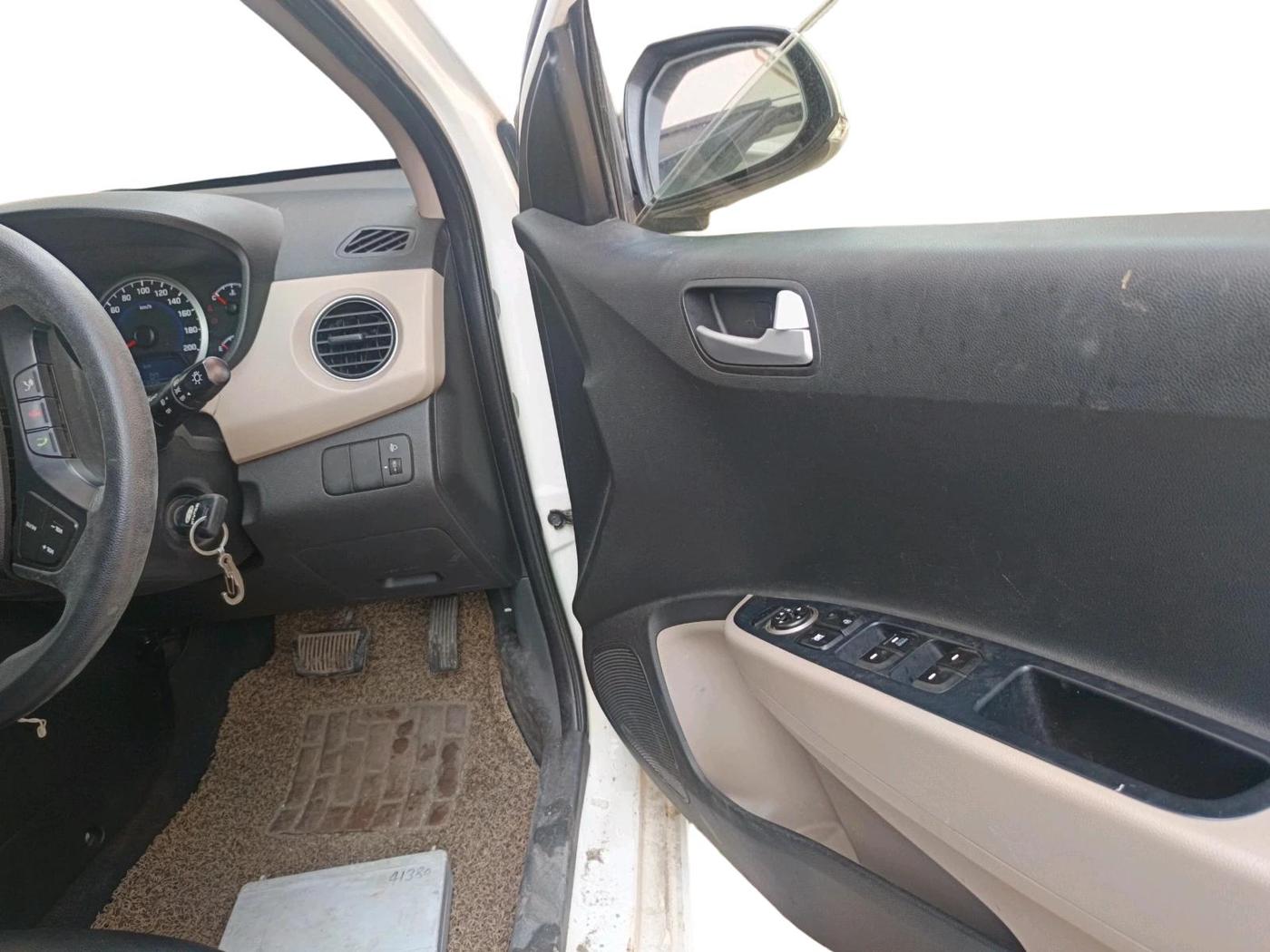 2017 Hyundai Grand i10 SPORTZ (O) AT 1.2 KAPPA VTVT, Petrol, Automatic, 11,700 km, interior