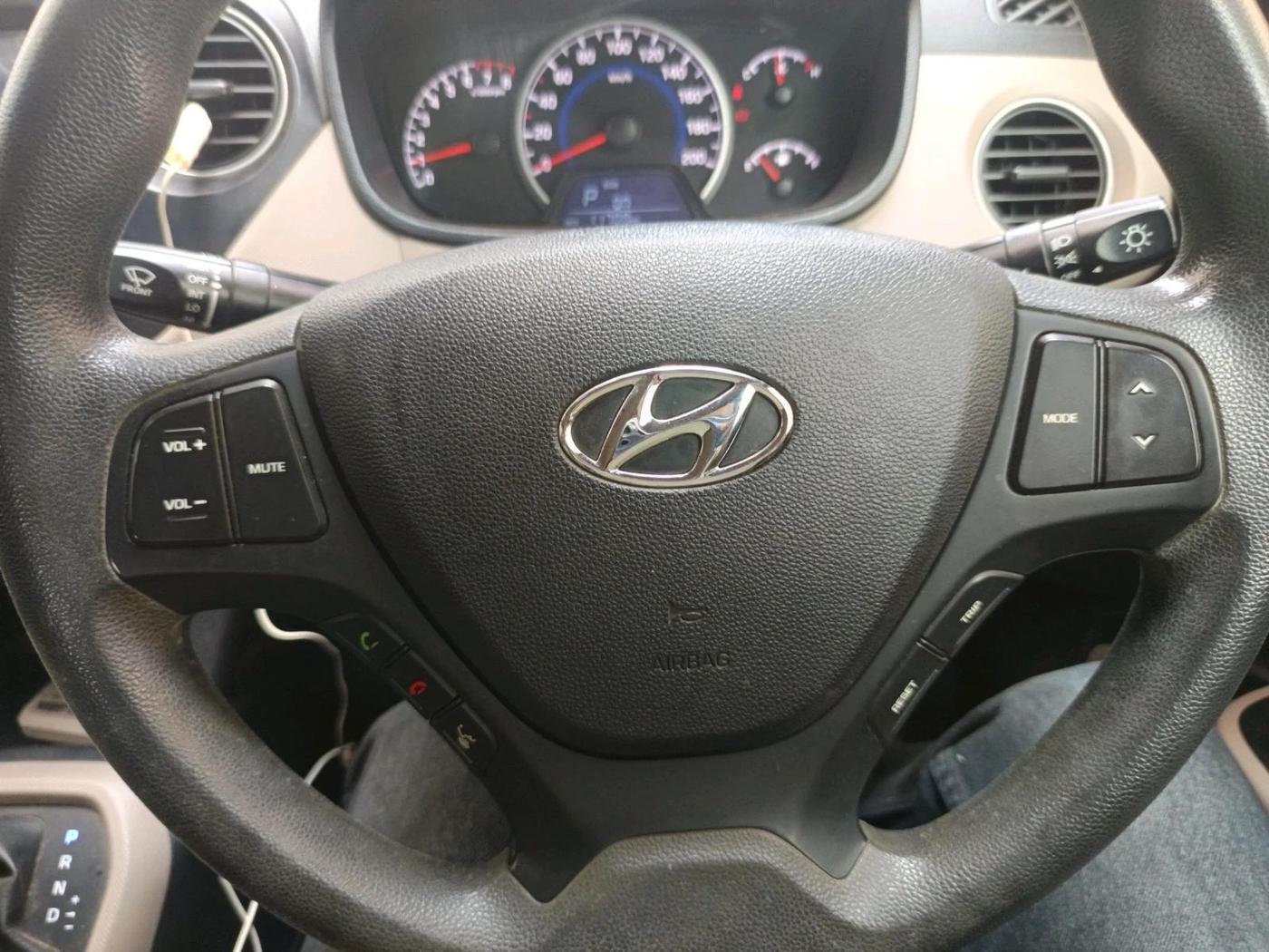 2017 Hyundai Grand i10 SPORTZ (O) AT 1.2 KAPPA VTVT, Petrol, Automatic, 11,700 km, interior