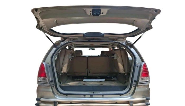 2010 Toyota Innova V 2.5 7 STR, Diesel, Manual, 1,57,529 km, exterior