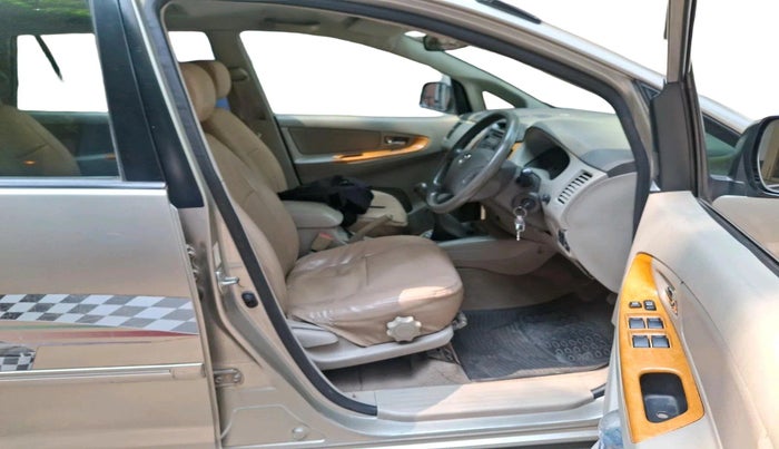 2010 Toyota Innova V 2.5 7 STR, Diesel, Manual, 1,57,529 km, interior