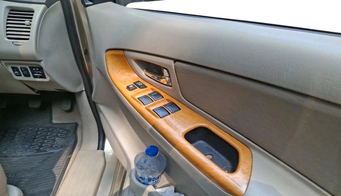 2010 Toyota Innova V 2.5 7 STR, Diesel, Manual, 1,57,529 km, interior