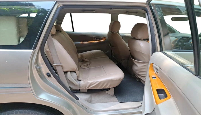 2010 Toyota Innova V 2.5 7 STR, Diesel, Manual, 1,57,529 km, interior