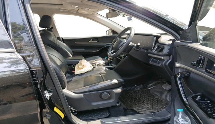 2025 Mahindra XUV700 AX 7 LUXURY D AT 7 STR, Diesel, Automatic, 21,033 km, interior