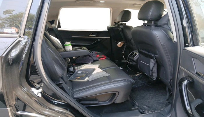 2025 Mahindra XUV700 AX 7 LUXURY D AT 7 STR, Diesel, Automatic, 21,033 km, interior