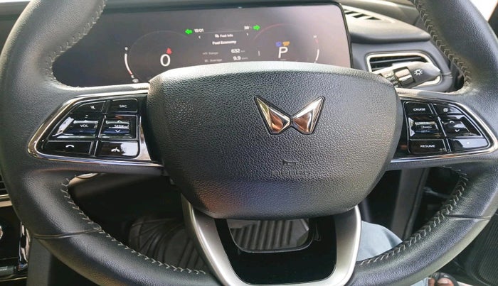 2025 Mahindra XUV700 AX 7 LUXURY D AT 7 STR, Diesel, Automatic, 21,033 km, interior