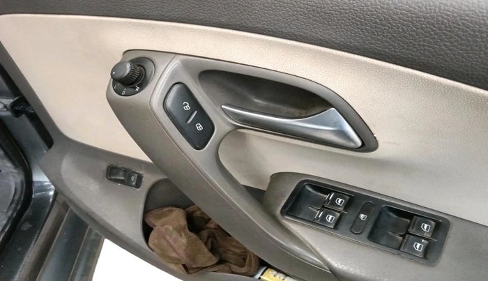 2013 Volkswagen Vento HIGHLINE DIESEL 1.6, Diesel, Manual, 1,94,317 km, interior