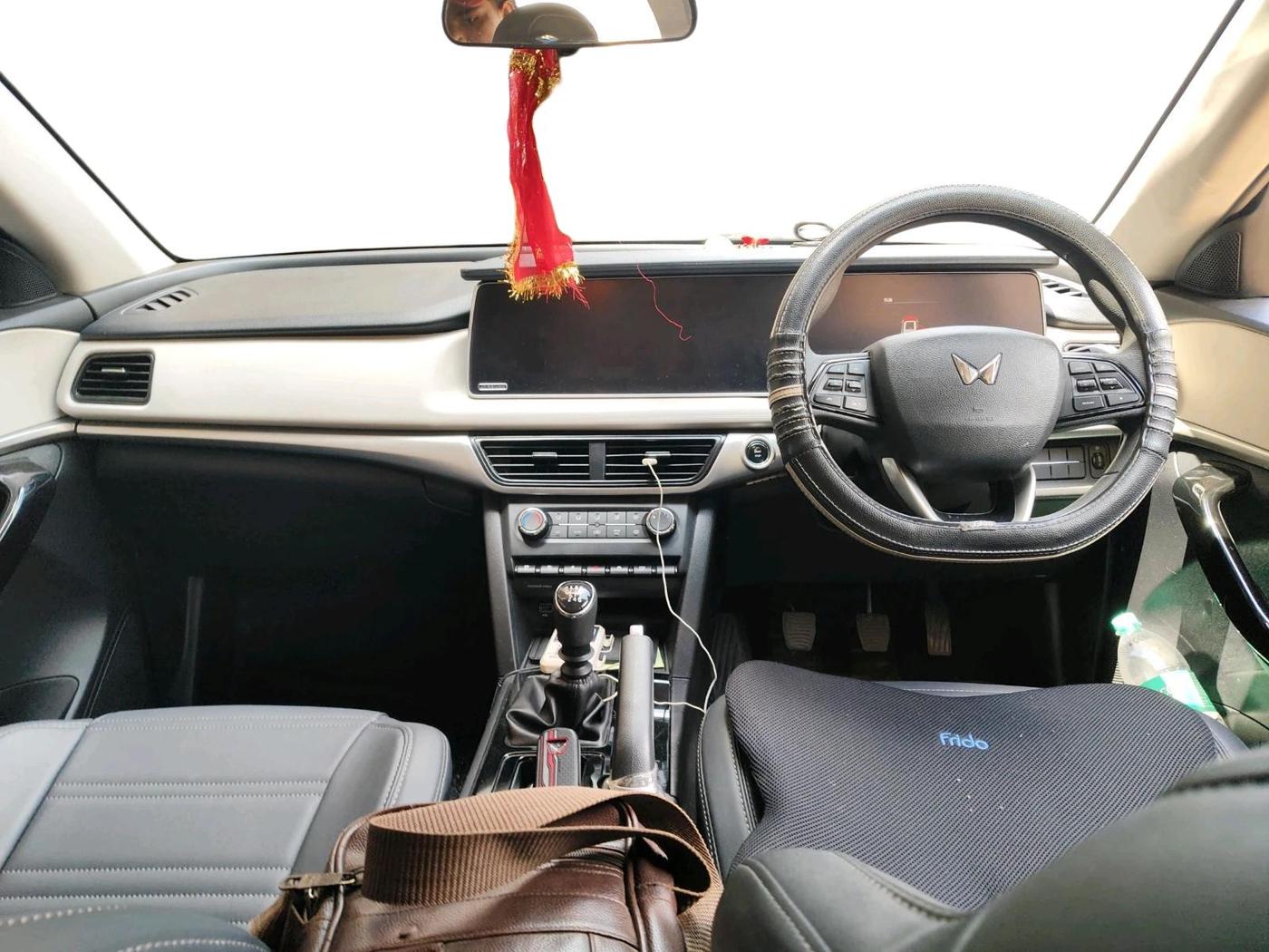 2025 Mahindra XUV700 AX 5 P MT 7 STR, Petrol, Manual, 23,116 km, interior