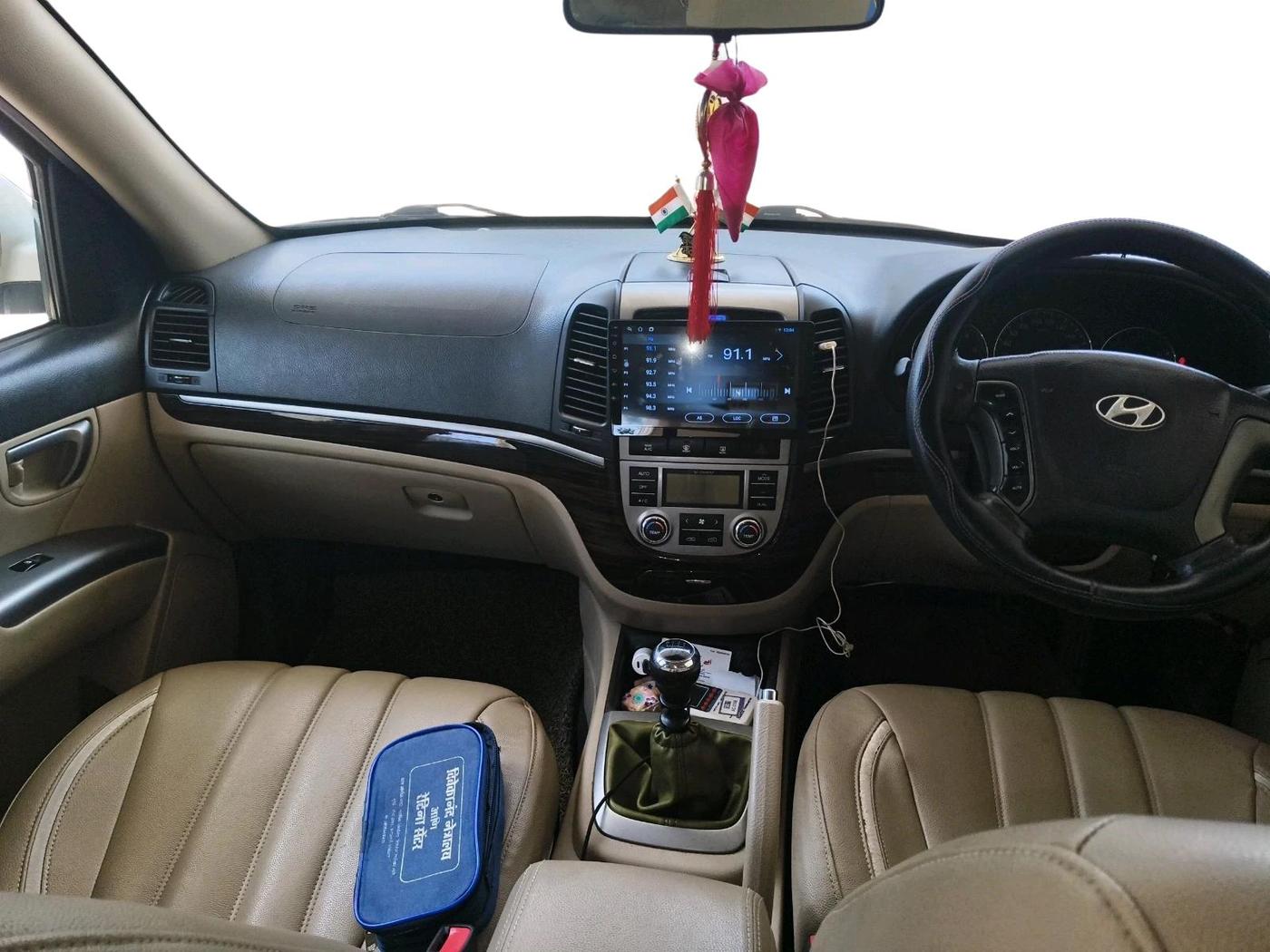 2011 Hyundai Santa Fe 2 WD, Diesel, Manual, 1,18,250 km, interior