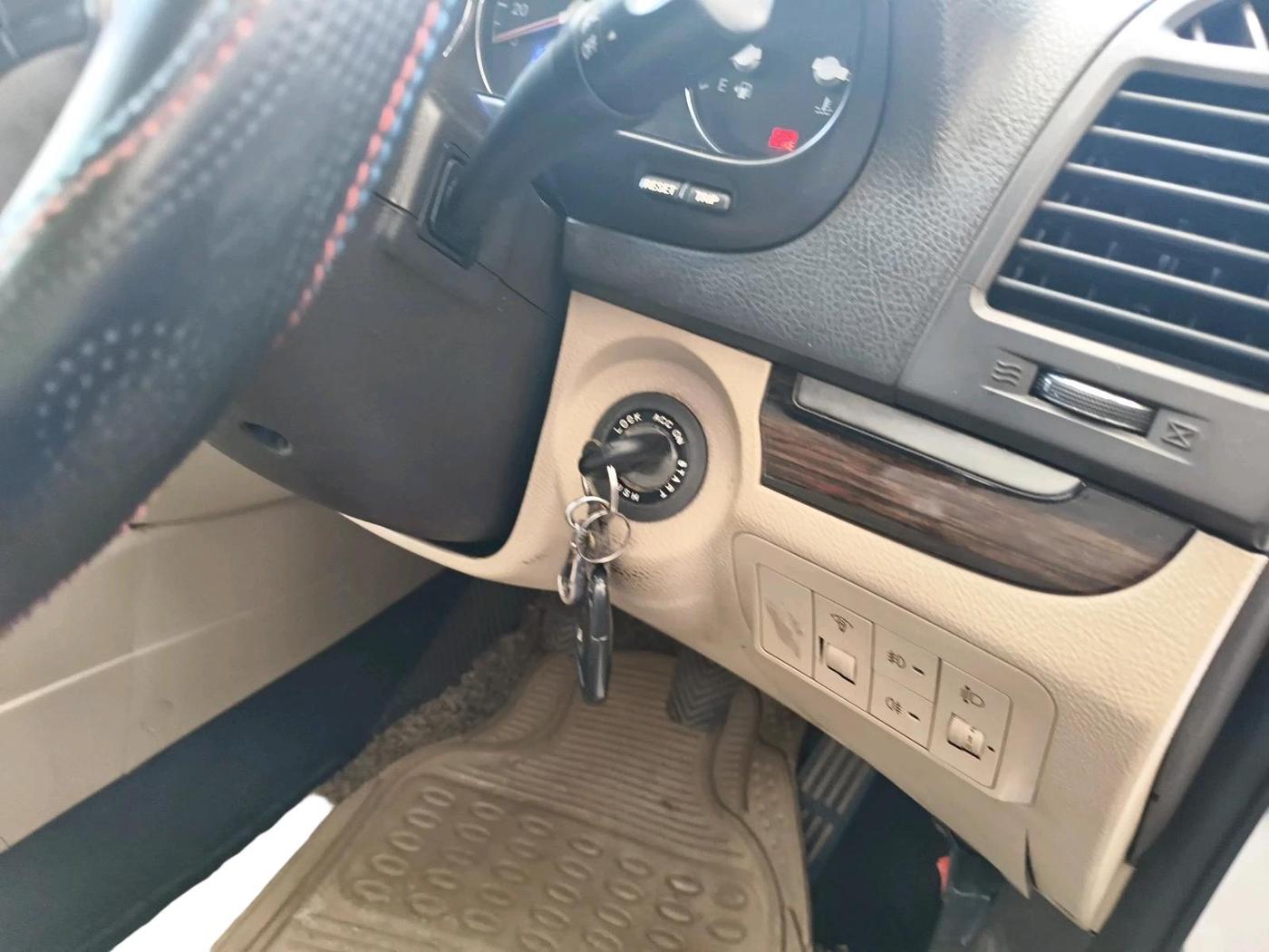 2011 Hyundai Santa Fe 2 WD, Diesel, Manual, 1,18,250 km, interior