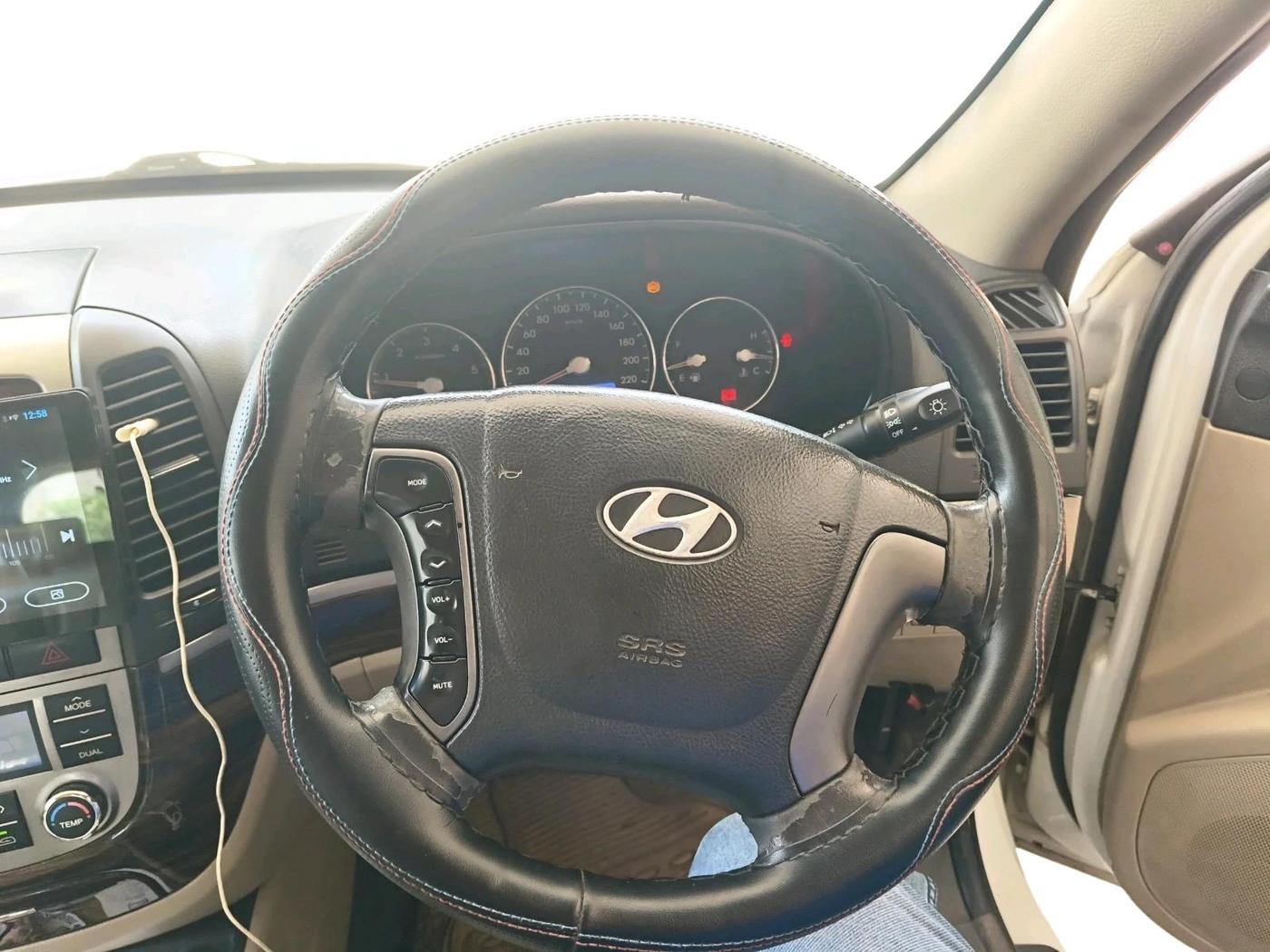 2011 Hyundai Santa Fe 2 WD, Diesel, Manual, 1,18,250 km, interior