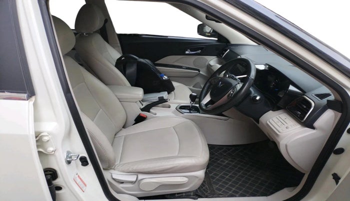 2022 Mahindra XUV300 W8 (O) 1.2 PETROL AMT, Petrol, Automatic, 28,751 km, interior