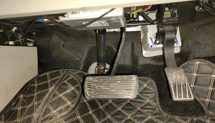 2022 Mahindra XUV300 W8 (O) 1.2 PETROL AMT, Petrol, Automatic, 28,751 km, interior