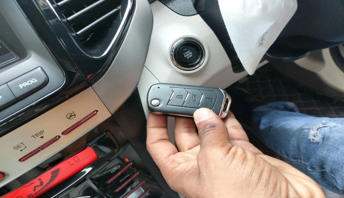 2022 Mahindra XUV300 W8 (O) 1.2 PETROL AMT, Petrol, Automatic, 28,751 km, interior