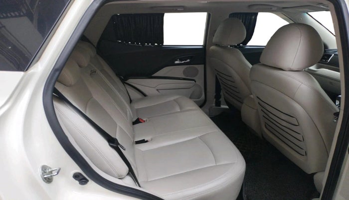 2022 Mahindra XUV300 W8 (O) 1.2 PETROL AMT, Petrol, Automatic, 28,751 km, interior