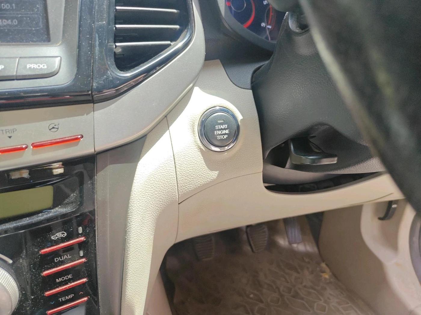 2019 Mahindra XUV300 W8 (O) 1.5 DIESEL, Diesel, Manual, 1,23,537 km, interior
