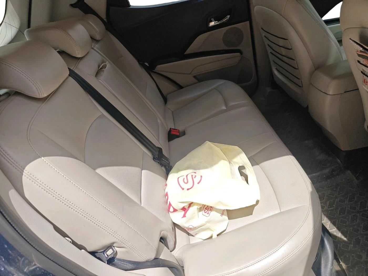 2019 Mahindra XUV300 W8 (O) 1.5 DIESEL, Diesel, Manual, 1,23,537 km, interior