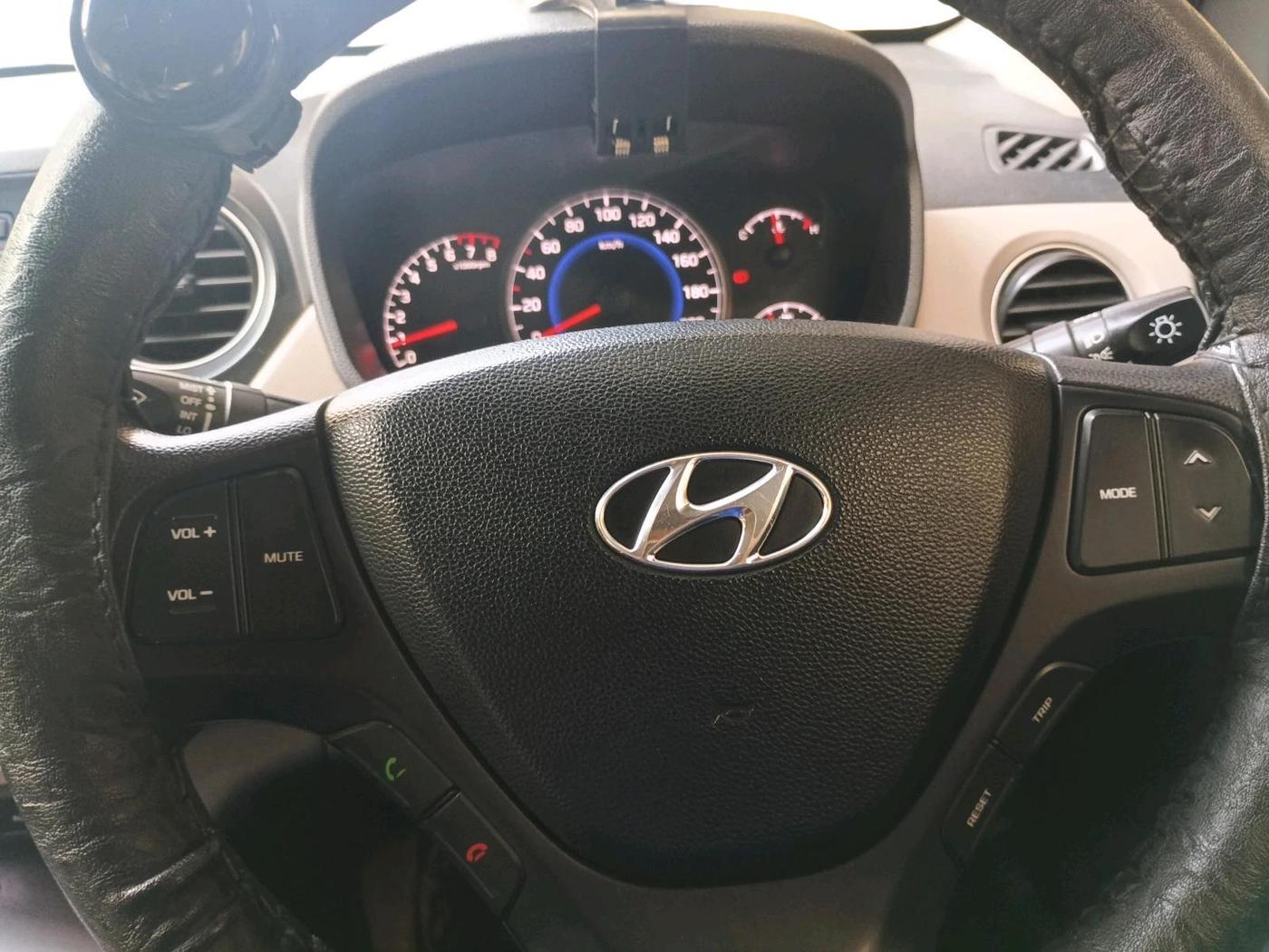 2015 Hyundai Grand i10 SPORTZ 1.2 KAPPA VTVT, Petrol, Manual, 63,957 km, interior