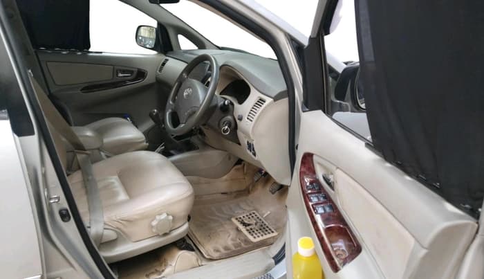2010 Toyota Innova V 2.5 7 STR, Diesel, Manual, 1,94,728 km, interior