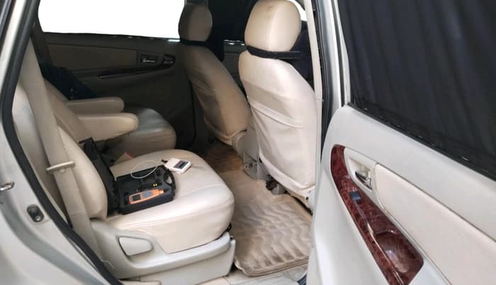2010 Toyota Innova V 2.5 7 STR, Diesel, Manual, 1,94,728 km, interior