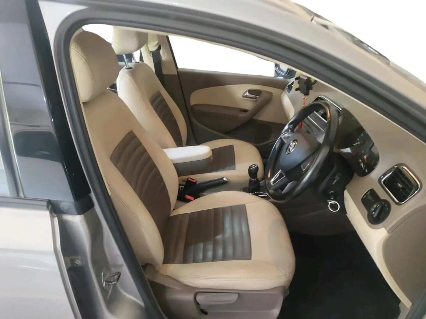2014 Skoda Rapid AMBITION 1.6 MPI MT, Petrol, Manual, 30,261 km, interior