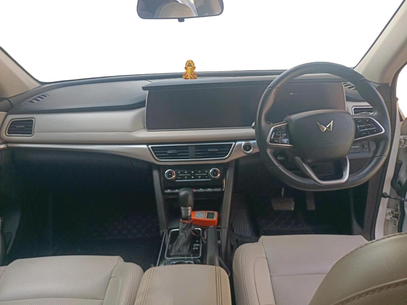 2023 Mahindra XUV700 AX 7 P AT 7 STR, Petrol, Automatic, 39,282 km, interior