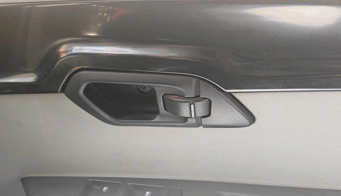 2016 Mahindra Kuv100 K4 6 STR, CNG, Manual, 38,284 km, interior