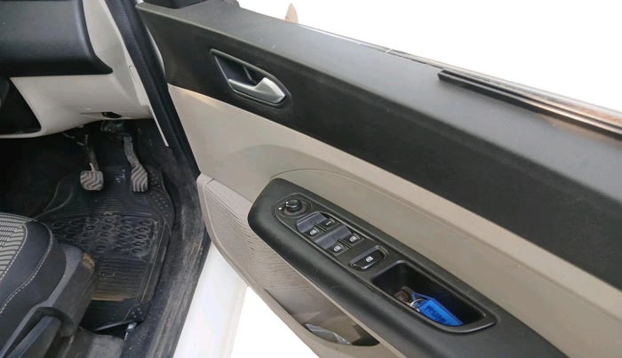 2023 Renault TRIBER RXZ AMT, CNG, Automatic, 29,900 km, interior