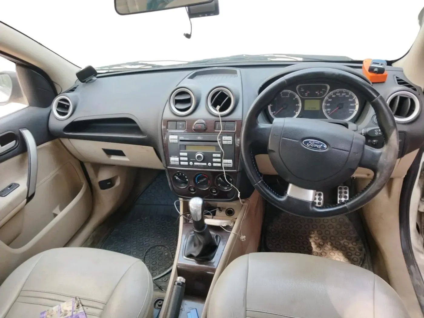 2011 Ford Fiesta Classic SXI 1.6 PETROL, Petrol, Manual, 1,31,936 km, interior