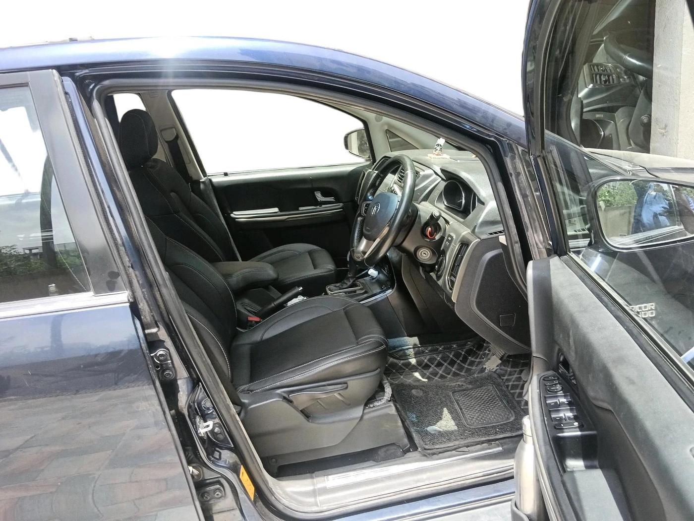 2018 Tata Hexa XTA 4X2 7 STR, Diesel, Automatic, 86,661 km, interior