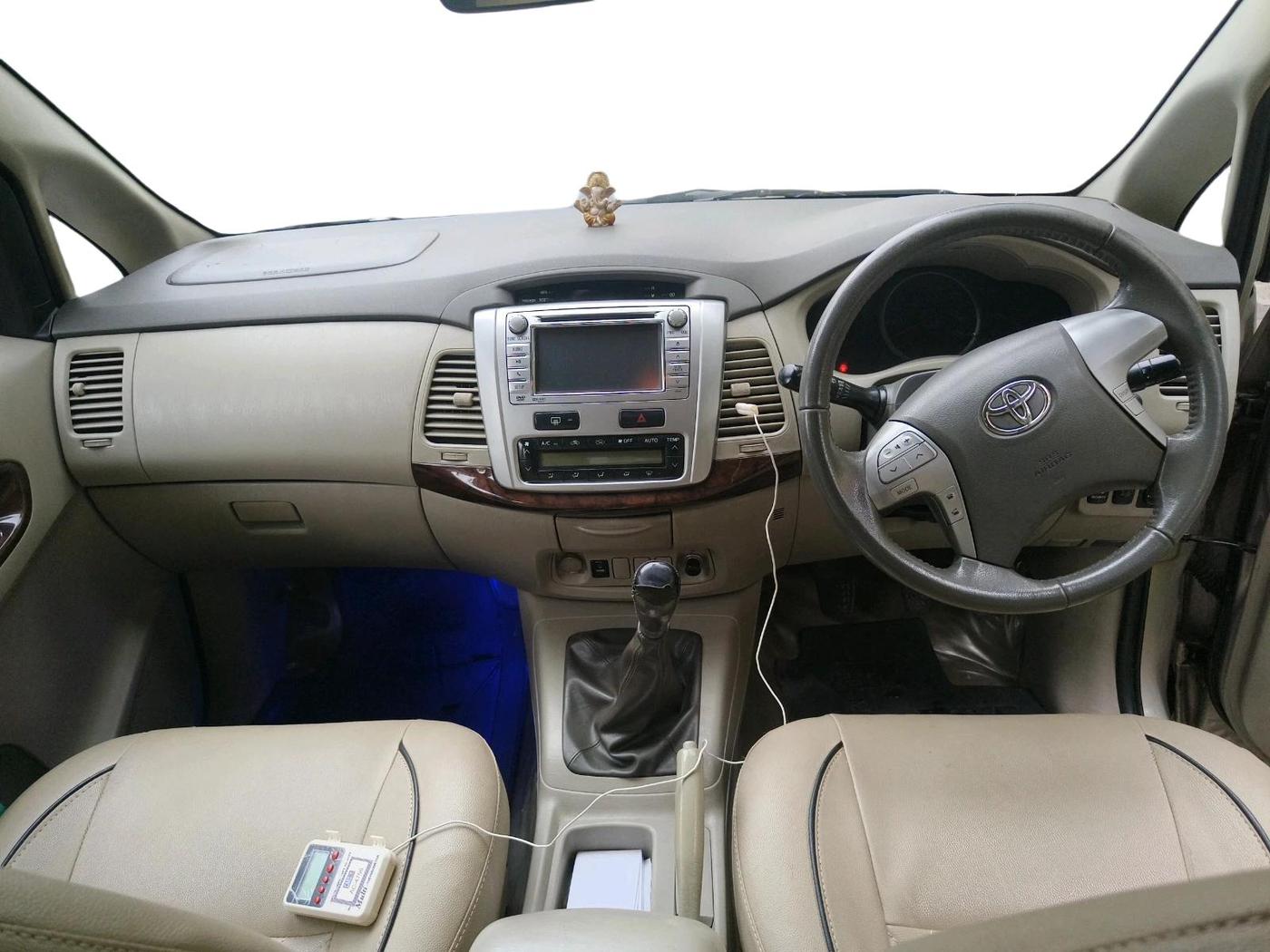 2013 Toyota Innova 2.5 VX 8 STR, Diesel, Manual, 1,21,525 km, interior
