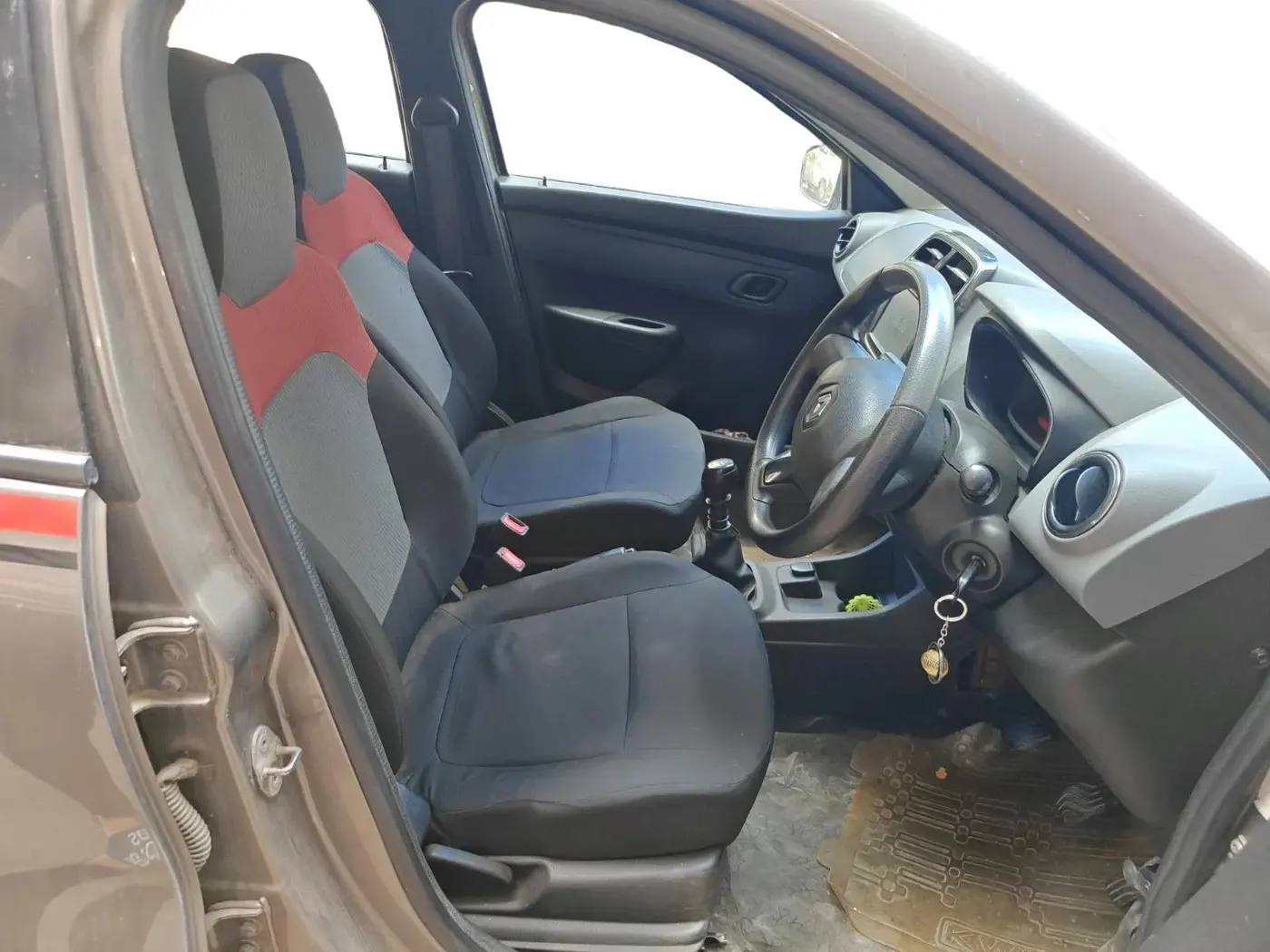 2017 Renault Kwid RXT 0.8, Petrol, Manual, 27,301 km, interior