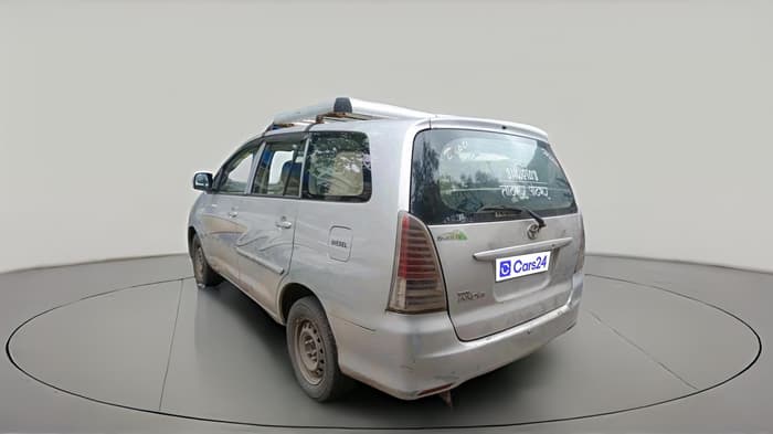 2010 Toyota Innova 2.5 G4 8 STR, Diesel, Manual, 2,49,386 km, exterior