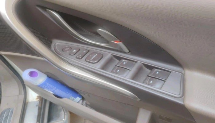 2015 Mahindra XUV500 W8, Diesel, Manual, 1,08,896 km, interior