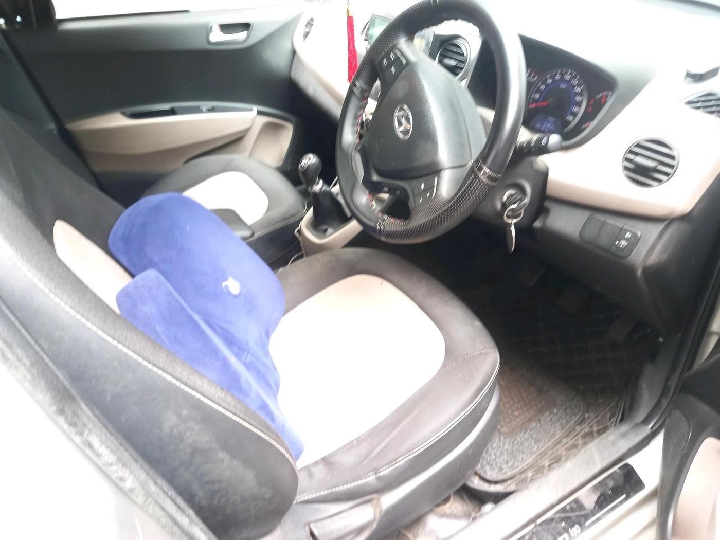2017 Hyundai Grand i10 SPORTZ (O) 1.2 KAPPA VTVT, Petrol, Manual, 26,157 km, interior