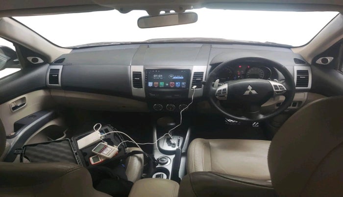 2011 Mitsubishi Outlander 2.4 MIVEC, Petrol, Automatic, 1,49,377 km, interior